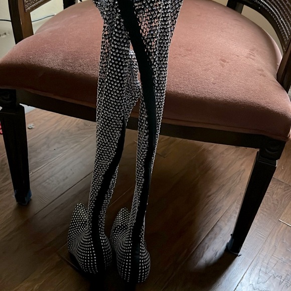 Received them & was too big I wear a 9.5 they had to much room in the back - Picture 1 of 6